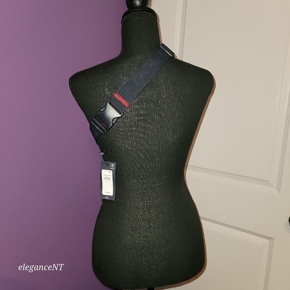 Tommy Hilgiger Unisex Burgundy Fanny Pack Waist / Over Shoulder Bag NWT - Picture 7 of 9